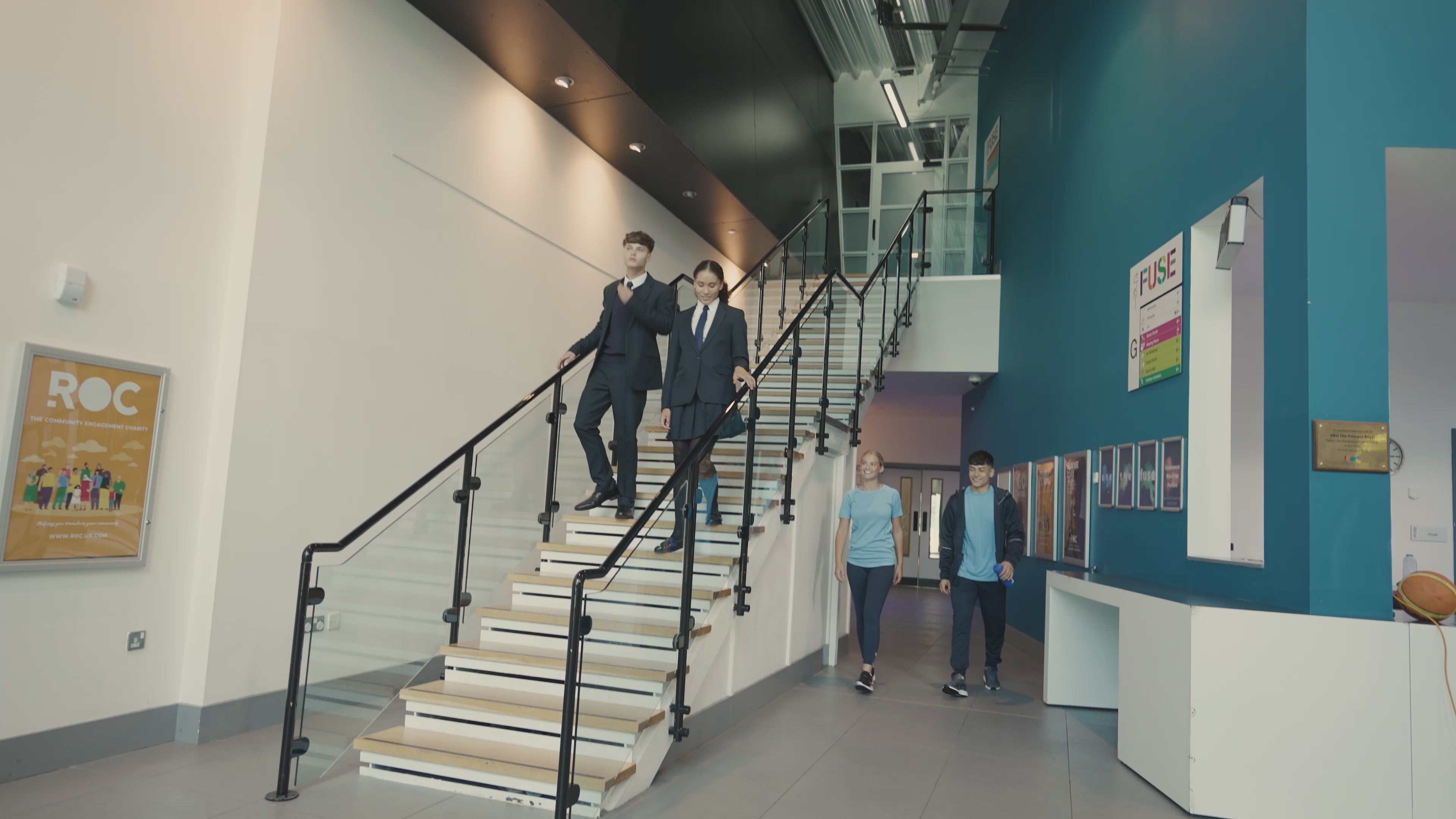 Video laden: The Deanes School Girls Navy Blazer with School Logo